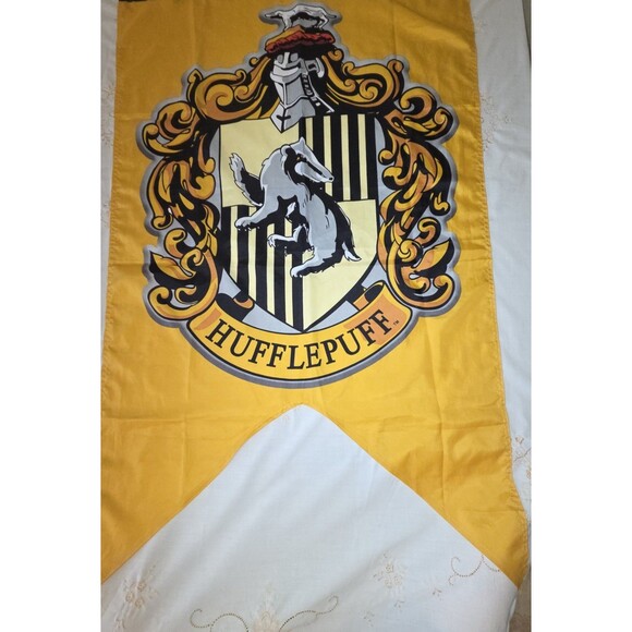 Harry Potter HUFFLEPUFF Hanging Wall Banner‎ Flag 30" X 50" Warner Brothers - Picture 7 of 7